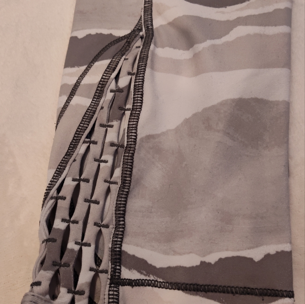 Lululemon Athletica Capri Leggings (NO SIZE TAG, SEE MEASUREMENTS) - Picture 4 of 12